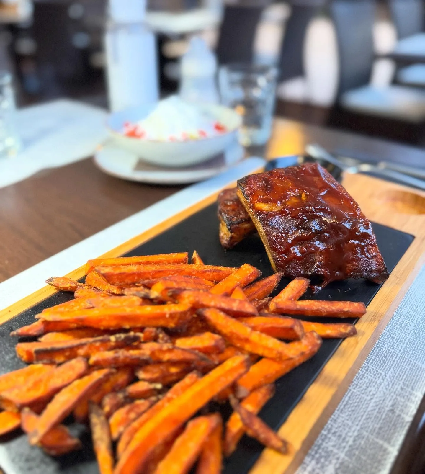 Rebarca u BBQ umaku uz pomfrit od batata