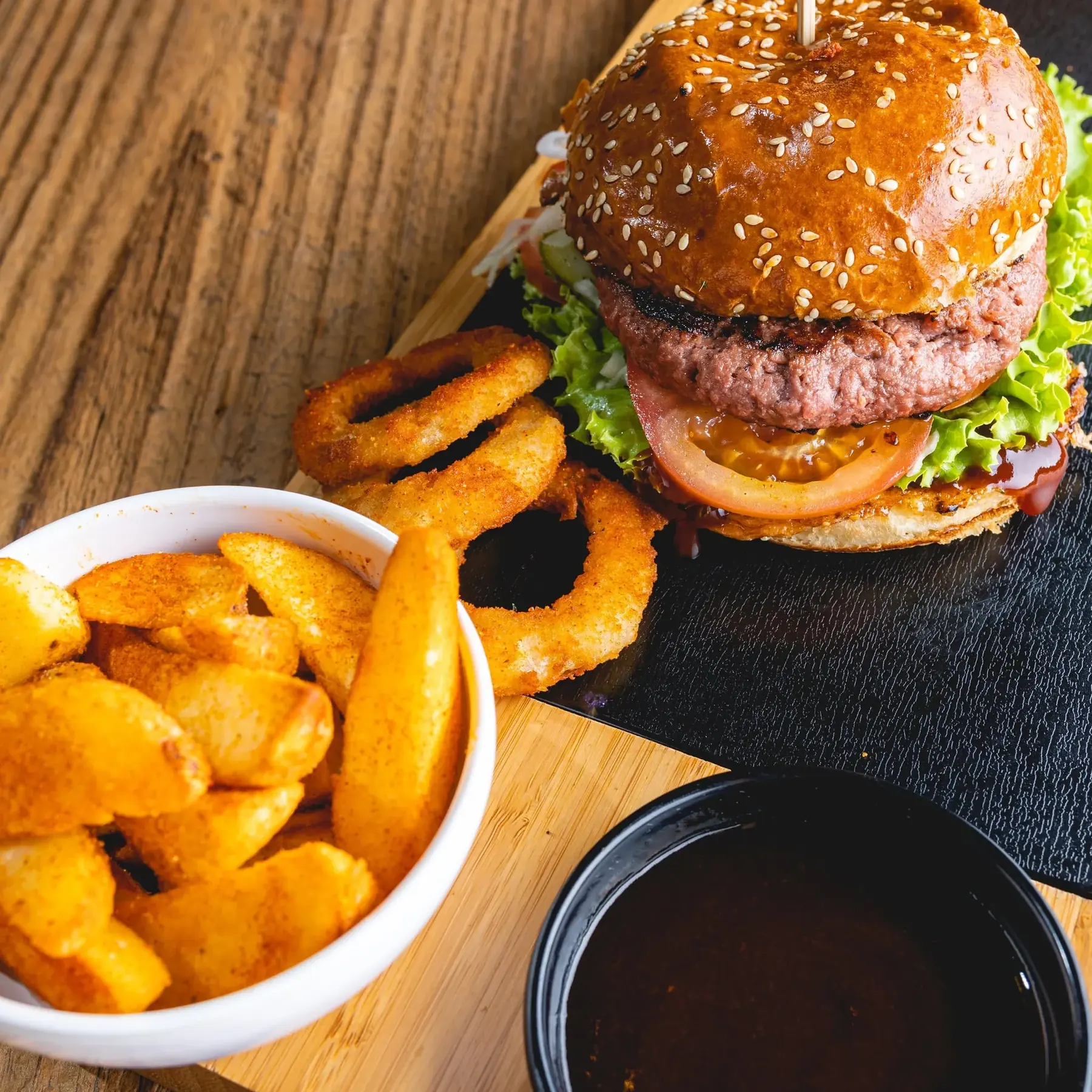 Burger s krumpirićima, kolutićima luka i BBQ umakom