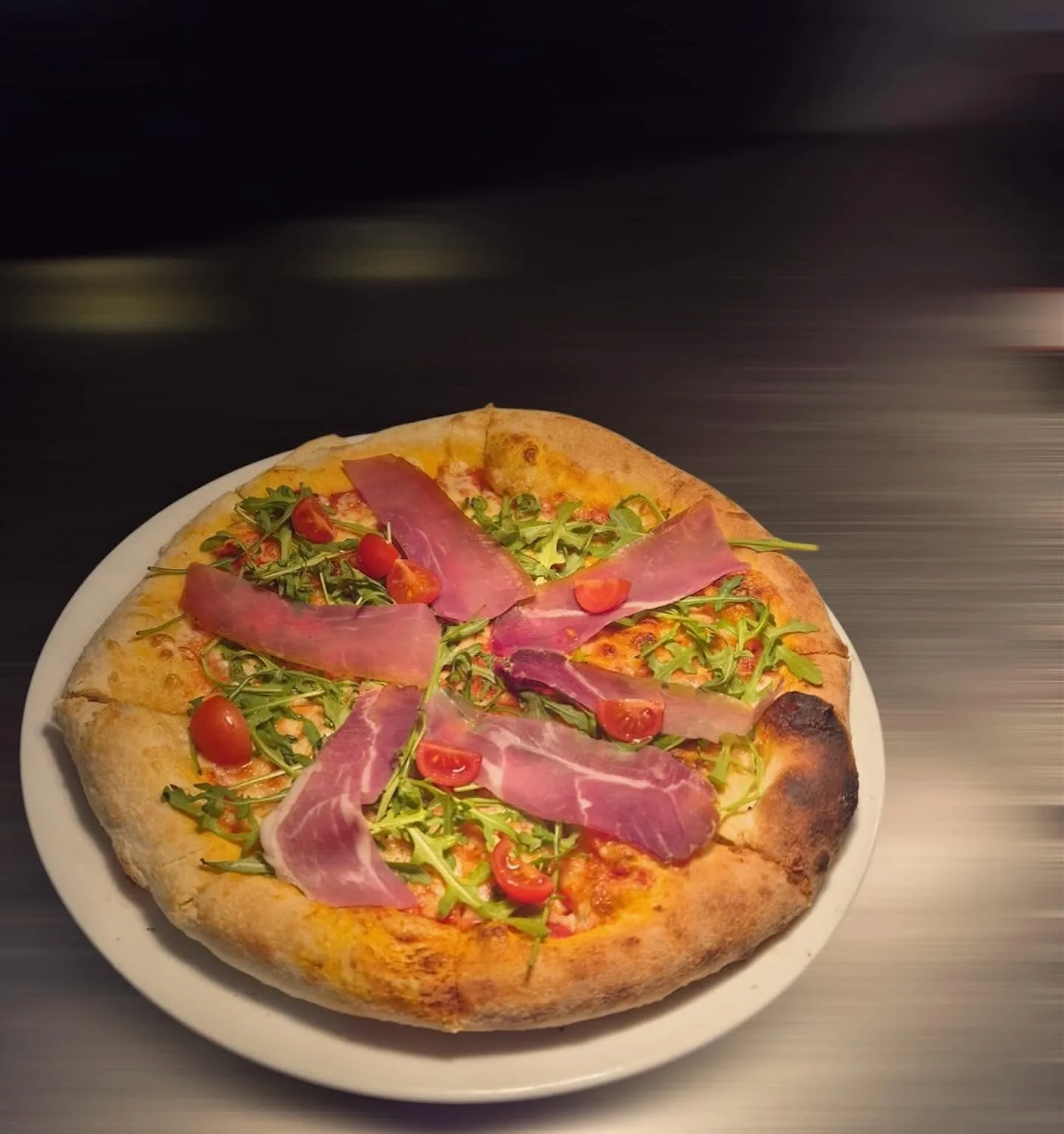 Pizza s pršutom, rukolom i cherry rajčicama