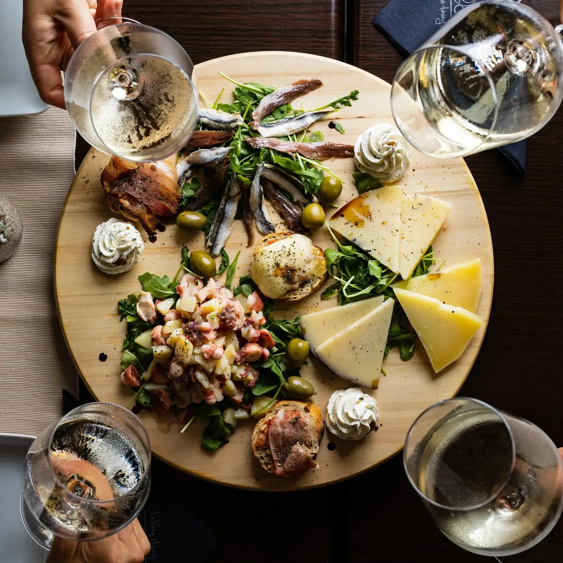 Daska hladnih predjela: inćuni, pršut, sir, salata od hobotnice, whipped ricotta, uz nazdravljanje vinom
