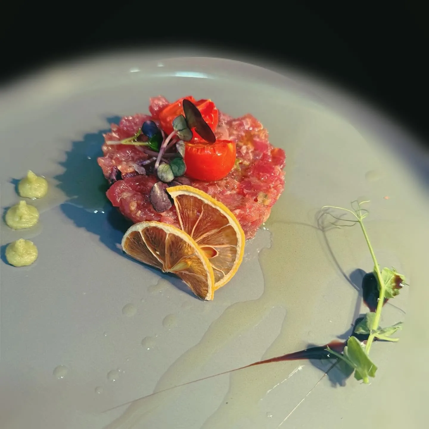 Tartar od tune sa sušenim limunom i cherry rajčicom
