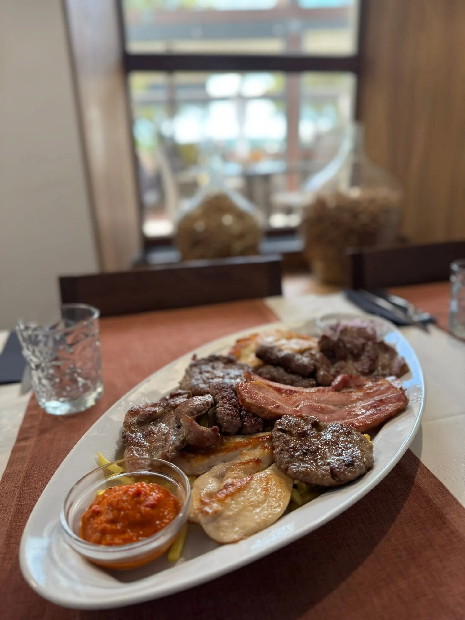 Plata mesa s roštilja (ćevapčići, panceta, pileći file) uz ajvar