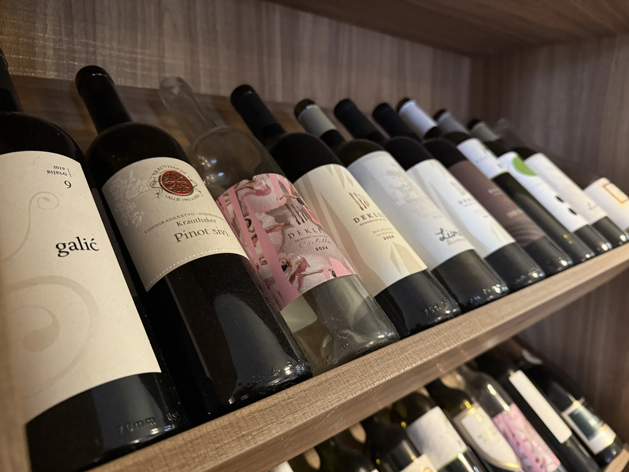 Boce hrvatskih vina na polici: Galić, Krauthaker Pinot sivi i Deklić rosé